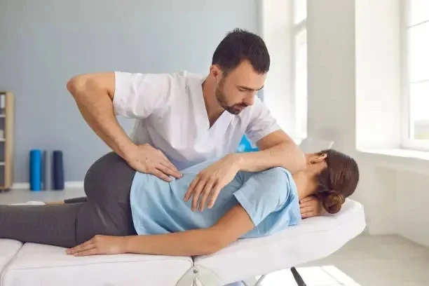 Sessão de osteopatia quiropraxia em Pirangi